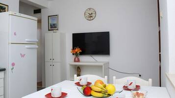Departamento (A1) | Cocina privada | Refrigerador, microondas, parrilla de estufa y utensilios de cocina