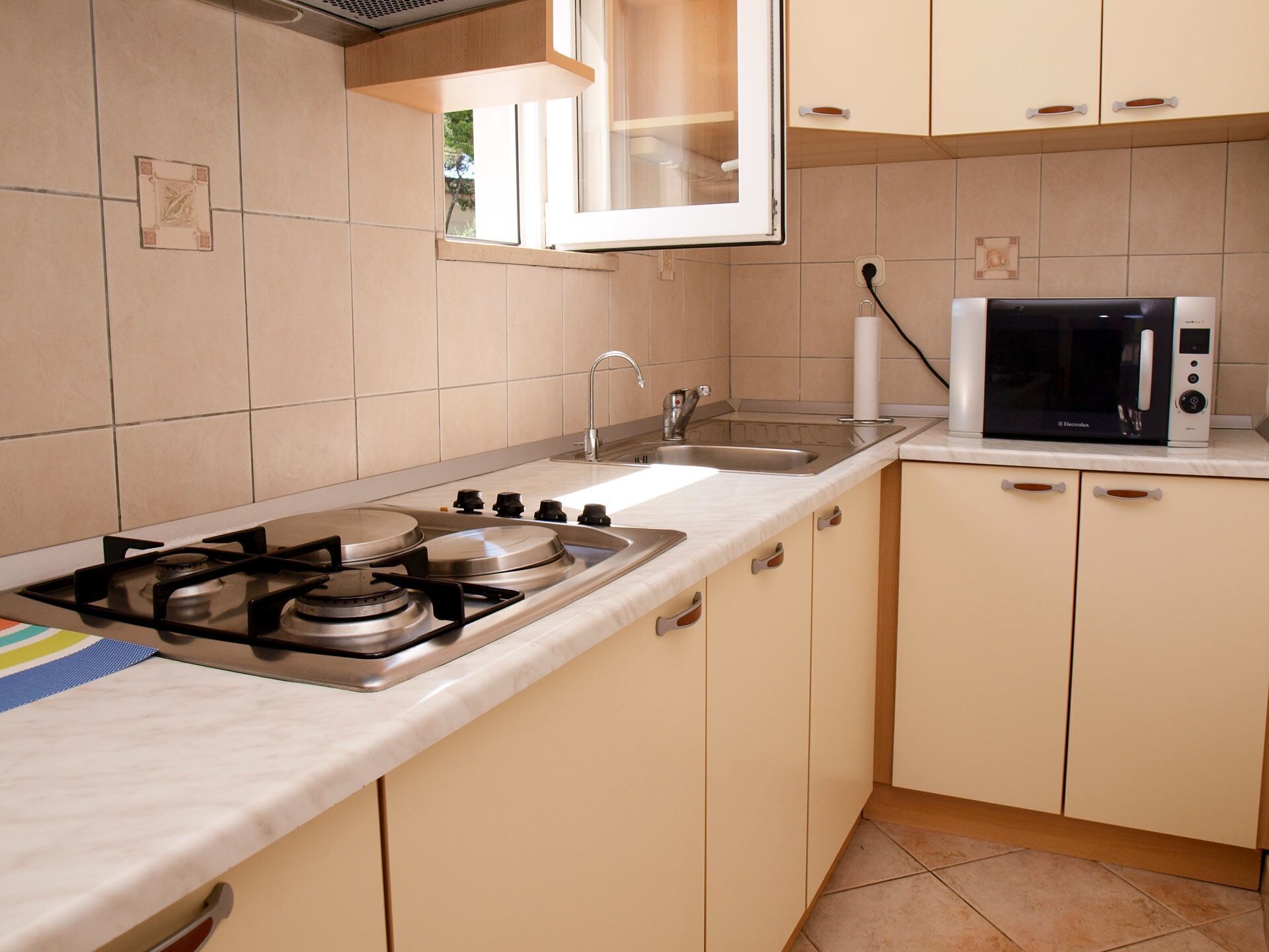 Departamento (A2) | Cocina privada | Refrigerador, microondas, parrilla de estufa y utensilios de cocina 