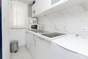 Studio (A3) | Private kitchen | Fridge, microwave, stovetop, espresso maker - Apartment Vedro (Korčula)