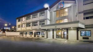 A modern hotel with a 6-star rating, multiple floors, and a well-lit entrance. - 2 Full Beds|Mobil Access|Nsmk|Micfridg (Atlanta)