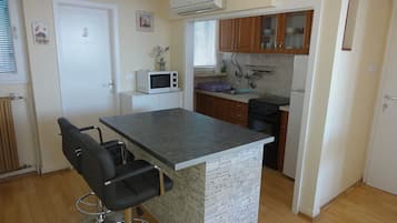 Apartment (A2) | Eigene Küche | Kühlschrank, Mikrowelle, Ofen, Herdplatte
