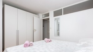 A bedroom with a bed, two wardrobes, and a mirror. - Apartment Maria (Split)