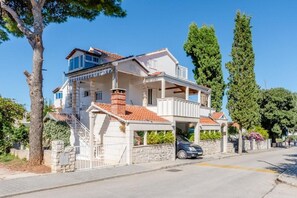 Courtyard - Apartment Matko (Supetar)