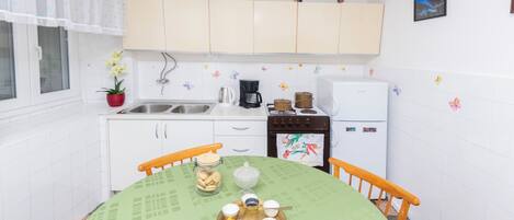 Hus | Eget kök | Kylskåp, mikrovågsugn, ugn och spishäll