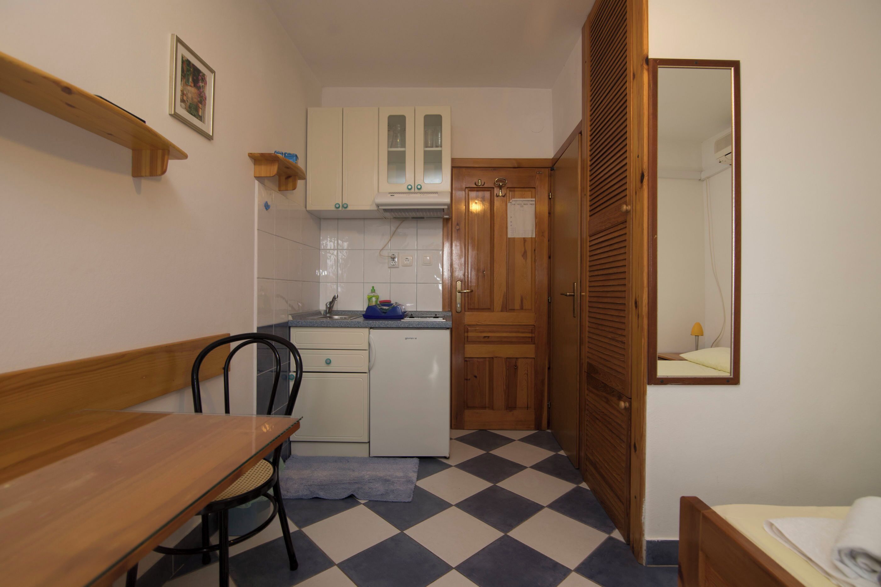 Studio (A3) | Private kitchen | Fridge, stovetop, cookware/dishes/utensils