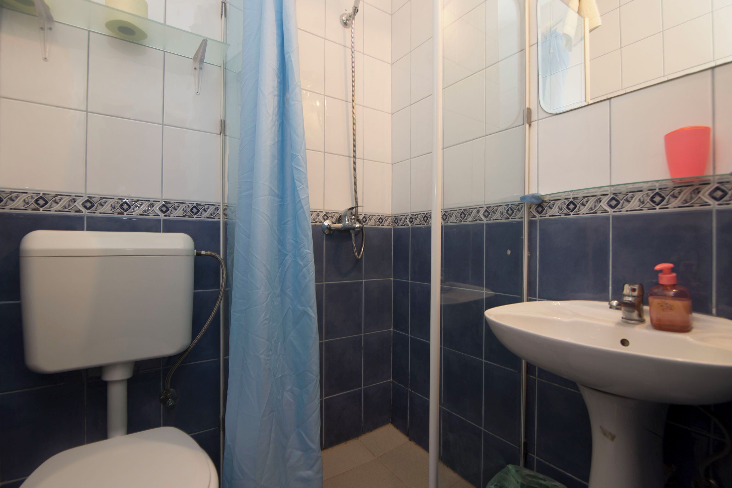 Un baño con inodoro, ducha y lavamanos.