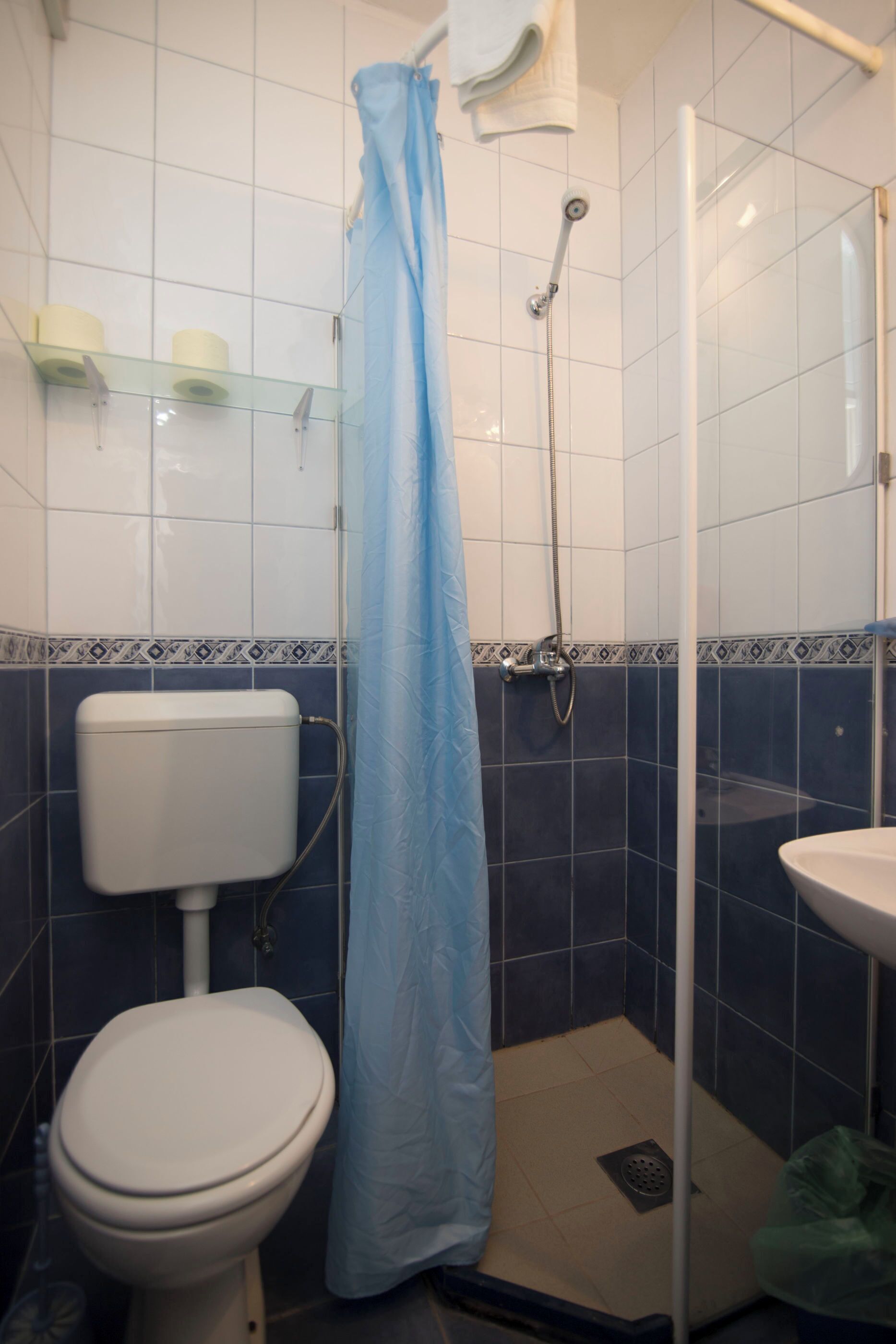 Ein Badezimmer mit Toilette, Dusche und Waschbecken.