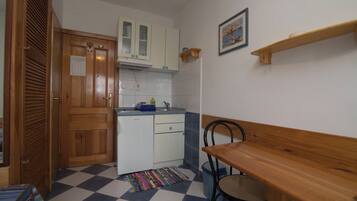 Kühlschrank, Herdplatte, Kochgeschirr/Geschirr/Besteck