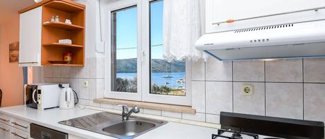 Appartement (A3) | Cuisine privée | Four à micro-ondes, un four, surface de cuisson, cafétiÚre à espresso