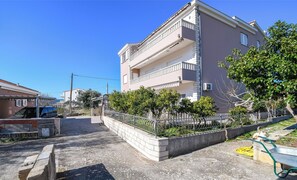 Courtyard - Apartments Vesna (Seget)