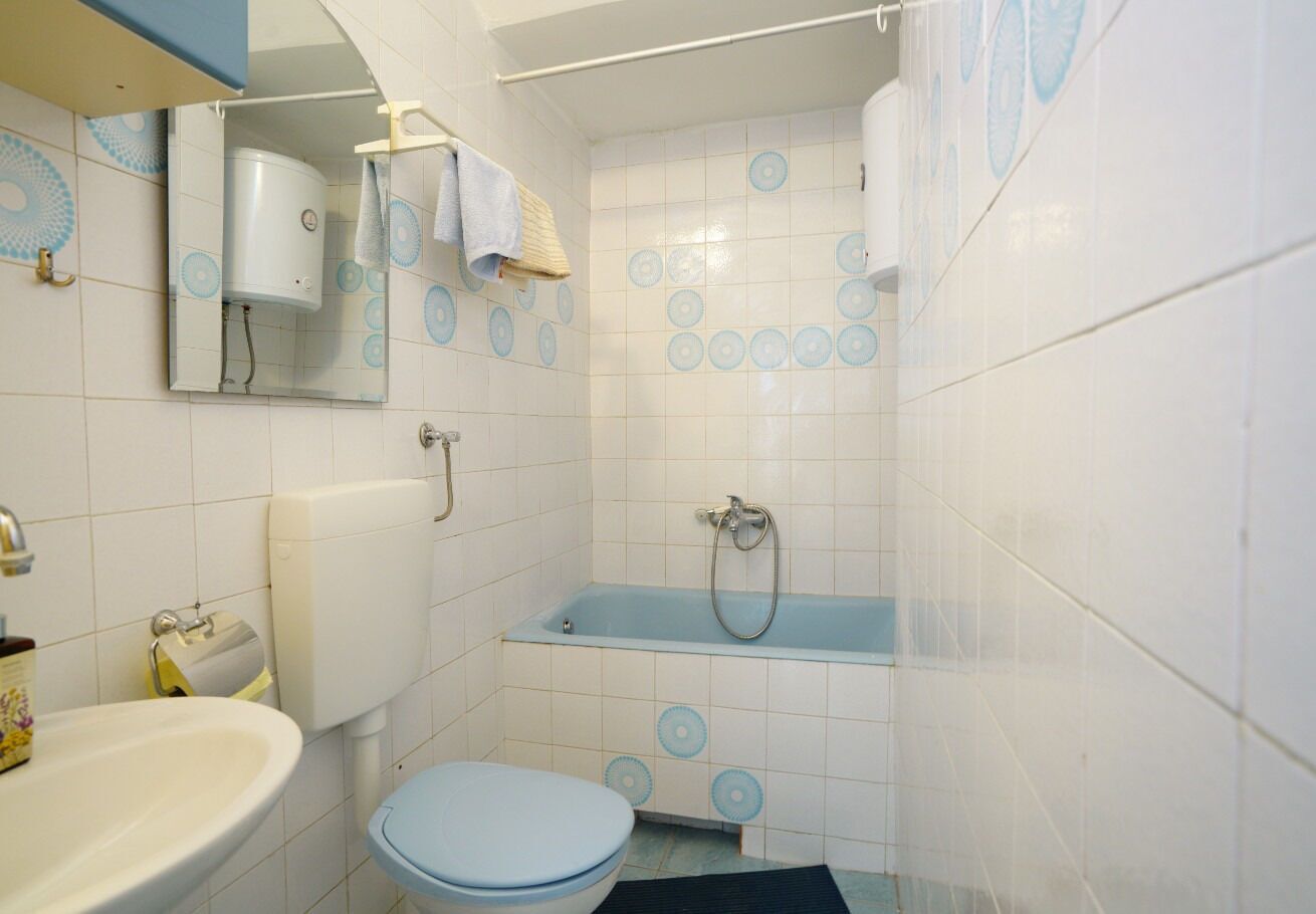 Ein Badezimmer mit Toilette, Waschbecken und Badewanne.