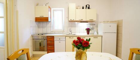 Appartement (A1) | Privékeuken | Een koelkast, een kookplaat, een espressoapparaat