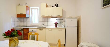 Apartment (A1) | Eigene Küche | Kühlschrank, Herdplatte, Espressomaschine, Kochgeschirr/Geschirr/Besteck