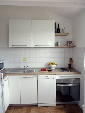 Apartment (A1) | Private kitchen | Fridge, microwave, oven, stovetop - Apartment Zeljko (Solta)