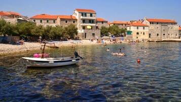 Una spiaggia nelle vicinanze