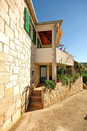 Courtyard - Apartments Kat (Supetar)