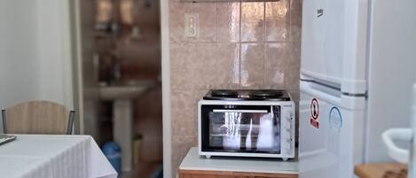 Appartement (A2) | Cuisine privée | Réfrigérateur, un four, surface de cuisson, grille-pain