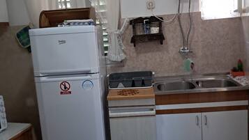 Departamento (A2) | Cocina privada | Refrigerador, horno, parrilla de estufa y tostadora