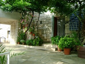 Courtyard - Apartments Kat (Supetar)