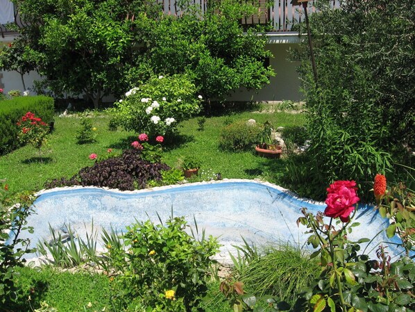 Courtyard - Apartments Bozana (Kastela)