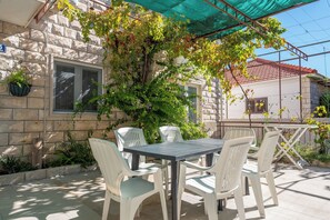 Apartemen (A1) | Tempat makan outdoor