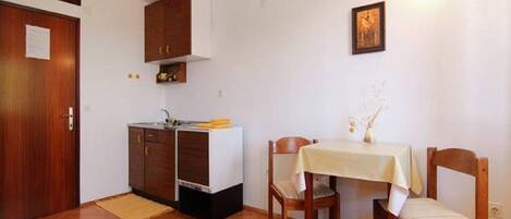 Studio (A2) | Eigene Küche | Kühlschrank, Herdplatte, Kochgeschirr/Geschirr/Besteck