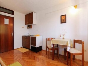 Studio (A2) | Private kitchen | Fridge, stovetop, cookware/dishes/utensils - Apartments Matej (Bol)