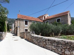 Courtyard - Apartments Matej (Bol)