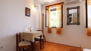 Estudio (A2) | Cocina privada | Frigorífico, placa de cocina y utensilios de cocina