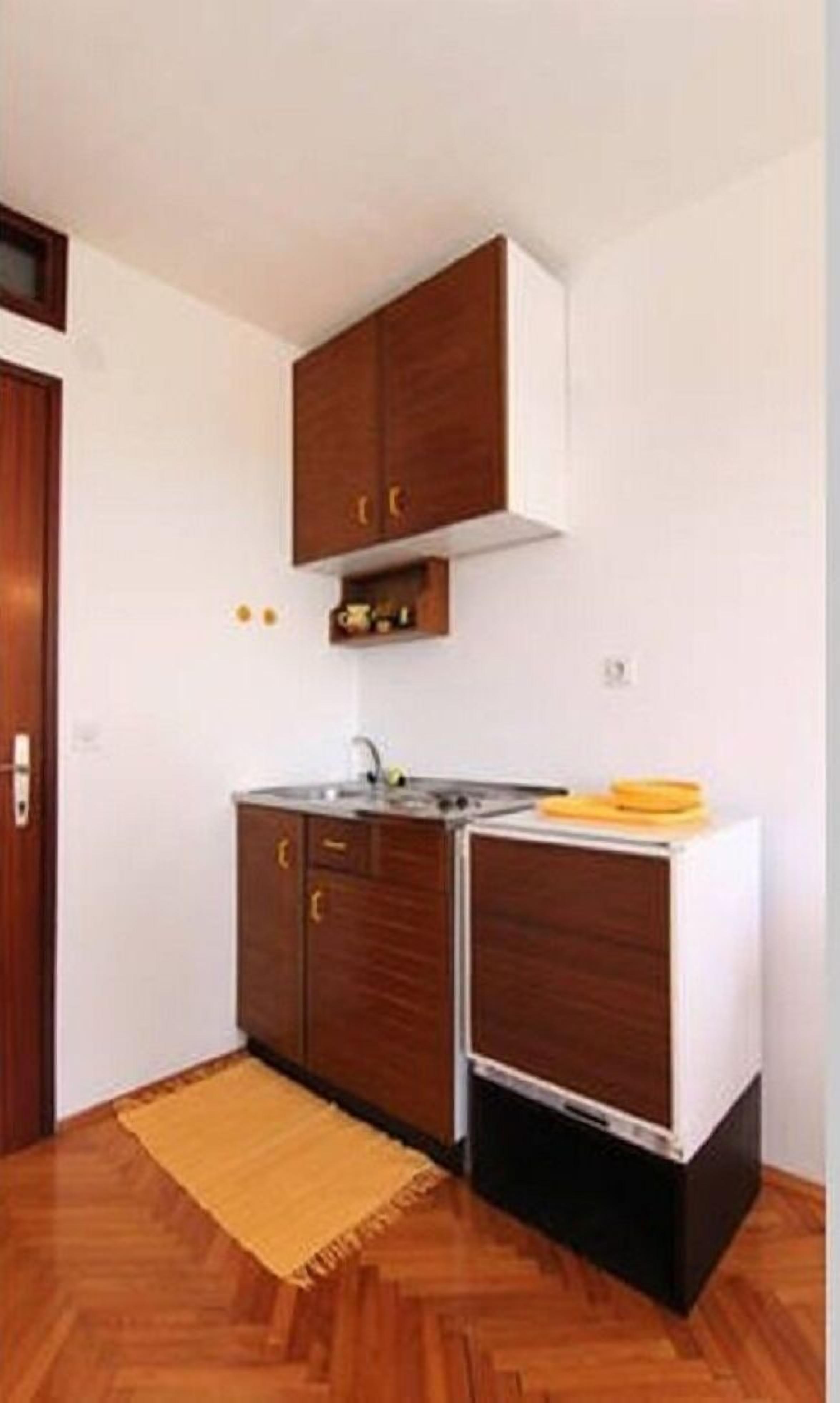 Estudio (A2) | Cocina privada | Frigorífico, placa de cocina y utensilios de cocina