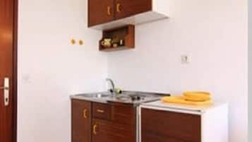 Estudio (A2) | Cocina privada | Frigorífico, placa de cocina y utensilios de cocina