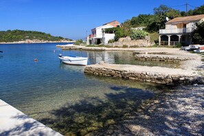 Beach nearby - Apartments Roki (Vis)