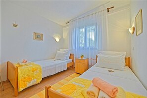 House | Iron/ironing board, free WiFi