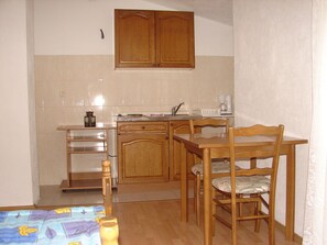 Studio (A2) | Private kitchen | Stovetop, electric kettle, cookware/dishes/utensils - Apartments Mara (Trogir)