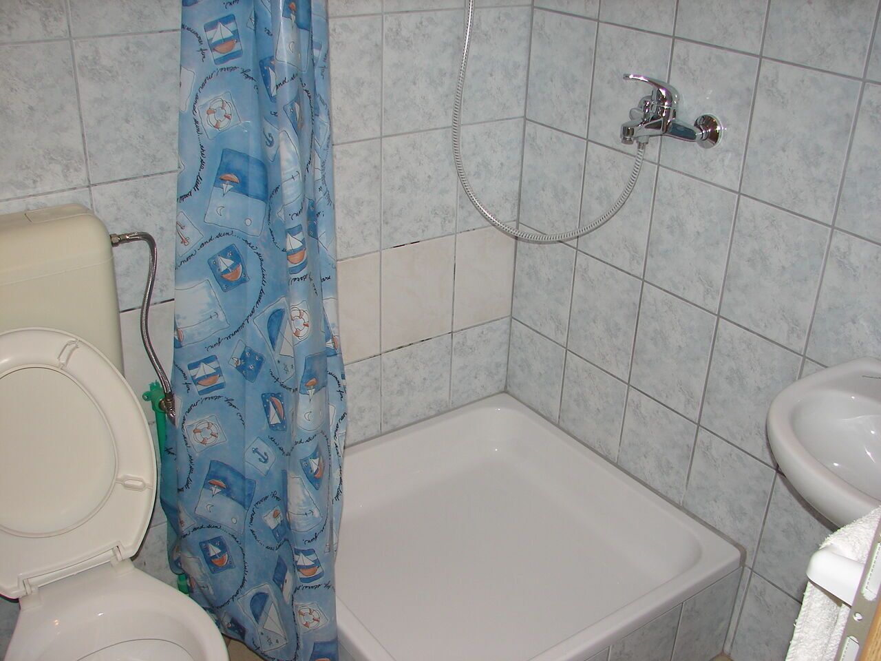 A bathroom with a toilet, a bathtub, and a sink.