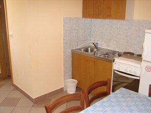 Apartment (A1) | Private kitchen | Stovetop, electric kettle, cookware/dishes/utensils - Apartments Mara (Trogir)