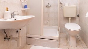 Ein Badezimmer mit Waschbecken, Toilette, Dusche und Badewanne.