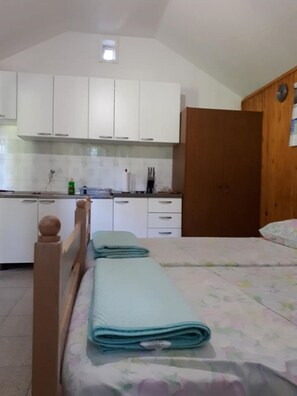 Maison | Cuisine privée | Réfrigérateur, four, plaque de cuisson, lave-vaisselle