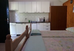 House | Private kitchen | Fridge, oven, stovetop, dishwasher - House Lidija (Postira)