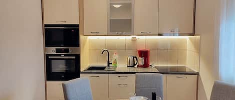 Căn hộ (A3) | Bếp riêng | Tủ lạnh, lò vi sóng, bếp nấu, dụng cụ pha espresso