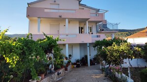 A two-story building with a balcony on the upper floor. - Apartment Slaven (Marina)