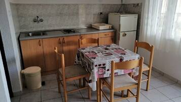 Apartment (A2) | Eigene Küche | Kühlschrank, Herdplatte, Kochgeschirr/Geschirr/Besteck