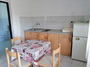 Apartment (A2) | Private kitchen | Fridge, stovetop, cookware/dishes/utensils - Apartments Branko (Vis)