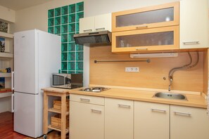 Appartement (A1) | Cuisine privée | Réfrigérateur, micro-ondes, plaque de cuisson, lave-vaisselle