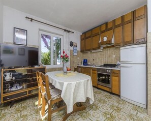 Fridge, oven, stovetop, dishwasher - Apartment More (Postira)