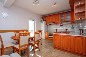 apartman (A1) | Privát konyha | Hűtőszekrény, mikrohullámú sütő, sütő és főzőlap