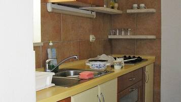 Apartment (A4) | Private kitchen | Fridge, stovetop, electric kettle, cookware/dishes/utensils