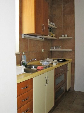 Apartment (A4) | Private kitchen | Fridge, stovetop, electric kettle, cookware/dishes/utensils - Apartments Marko (Omis)
