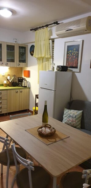 Apartment (A1) | Private kitchen | Fridge, oven, stovetop, espresso maker - Apartment Natad (Marina)