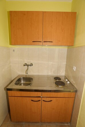 Apartment (A1) | Dapur peribadi | Peti sejuk, cerek elektrik 